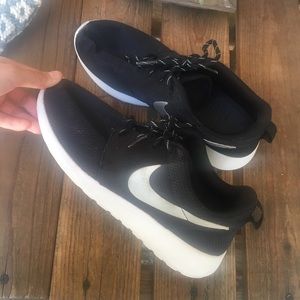 Nike athletic black shoes size US 8.5